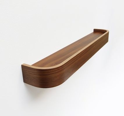 Moderne Holzregale mit abgerundetem Rand