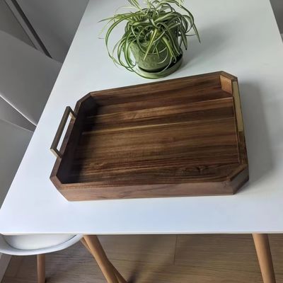 Küche Restaurant Holz servieren Tablett mit Gold poliert Metallgriffe Walnuss