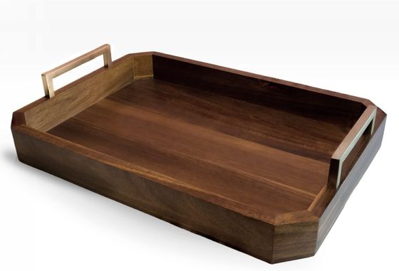 Küche Restaurant Holz servieren Tablett mit Gold poliert Metallgriffe Walnuss