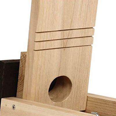 Hängendes Holzvogelhaus im Freien mit Lasergravurdruck