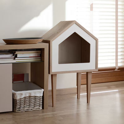 Katzenhaus in natürlicher Holzfarbe mit Lagerbehältern