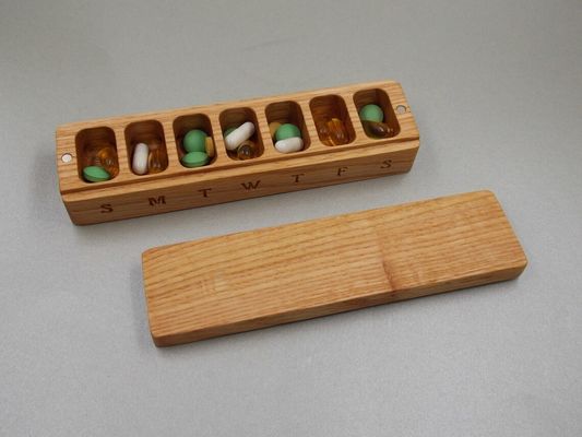 Mini Holzkiste Portable Medizin Behälter 7 Tage Pille Fall Organisator Natur Ornament
