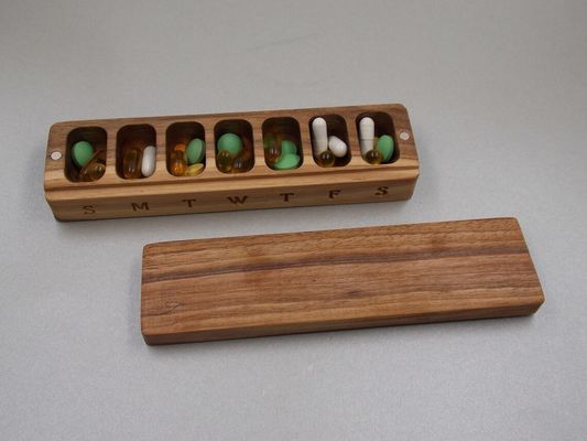 Mini Holzkiste Portable Medizin Behälter 7 Tage Pille Fall Organisator Natur Ornament