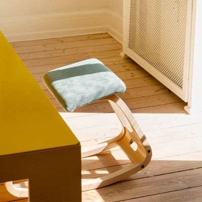 Handgefertigte natürliche Asche Original ergonomische Büro-Knie-Stuhl mit dunkelgrauen Revive Stoff