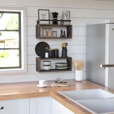 Speichern Sie Platz mit Landhaus-Stil rustikalen Braun schwebenden Holzregalen und Schutzgitter
