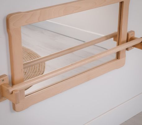 Montessori-Großspiegel und Holzbar sparen Platz für das chinesische Jahr