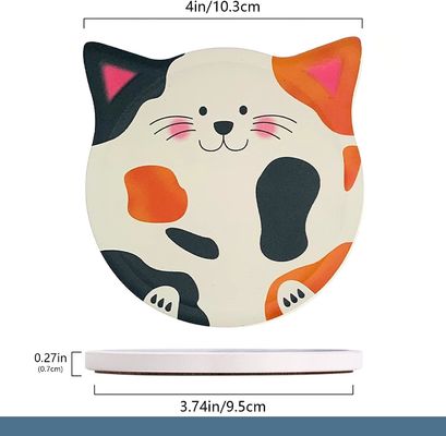 Modern gestaltete Keramikunterstände in verschiedenen Formen und Farben für Tischdekoration