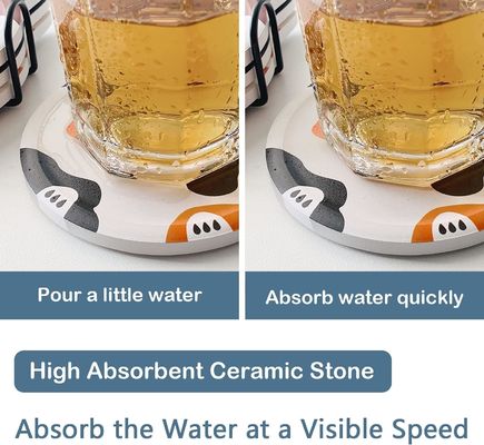 Modern gestaltete Keramikunterstände in verschiedenen Formen und Farben für Tischdekoration