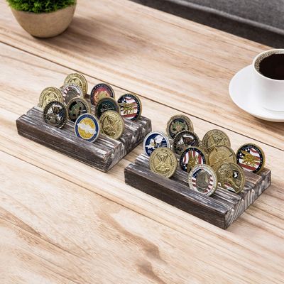 Gemaltes Braun 4 Reihen Brändes Holz Militärische Herausforderung Münzen Display Halter Stand 4x6x1 Zoll