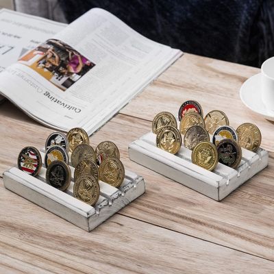 Gemaltes Braun 4 Reihen Brändes Holz Militärische Herausforderung Münzen Display Halter Stand 4x6x1 Zoll