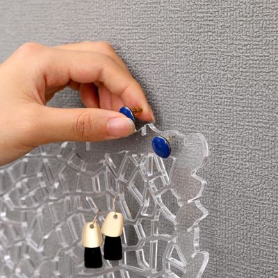 Funktionales Design Holz-Floating-Regal Acryl-Ohrring-Display für das personalisierte Logo