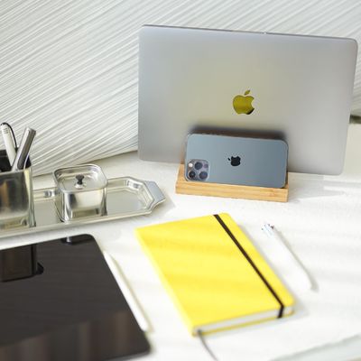 Nicht faltbares Rack Vertikaler Laptop-Stand Customized Logo Doppelstandhalter mit Dock