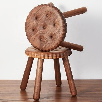 Kleine Kinderfreude Holzhocker in Cookieform aus Buchen-Walnussholz