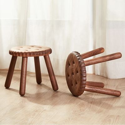 Kleine Kinderfreude Holzhocker in Cookieform aus Buchen-Walnussholz