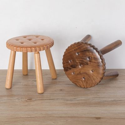 Kleine Kinderfreude Holzhocker in Cookieform aus Buchen-Walnussholz