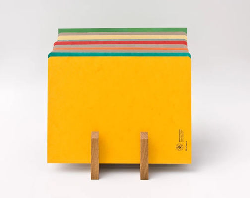 Schreibtischorganisation mit Holzdateihalter und Druckfunktion stilvoll gestaltet