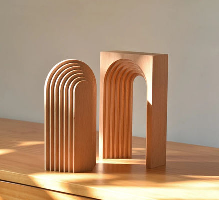 Modernes Design Holzdekor für die Wohnung Graphische Illustration Kunstdekor Bogenskulptur