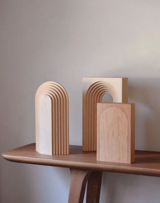 Modernes Design Holzdekor für die Wohnung Graphische Illustration Kunstdekor Bogenskulptur