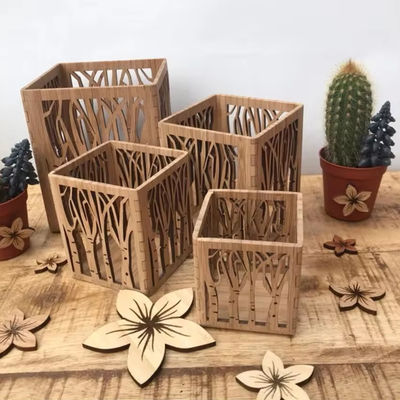 Holzflanke für handgefertigte Teelampenhalter im Laserschnitt