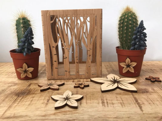 Holzflanke für handgefertigte Teelampenhalter im Laserschnitt