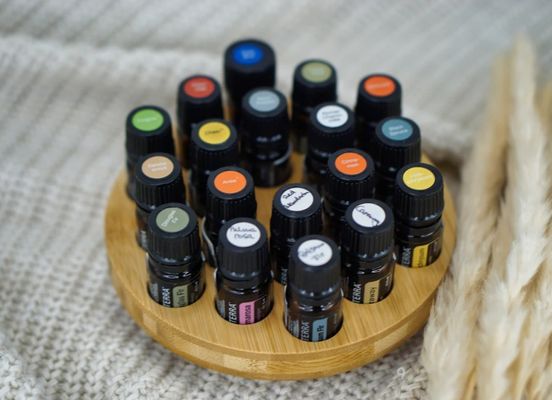 Funktionale Holzständer für die effiziente Lagerung von Ölflaschen in Kreisform