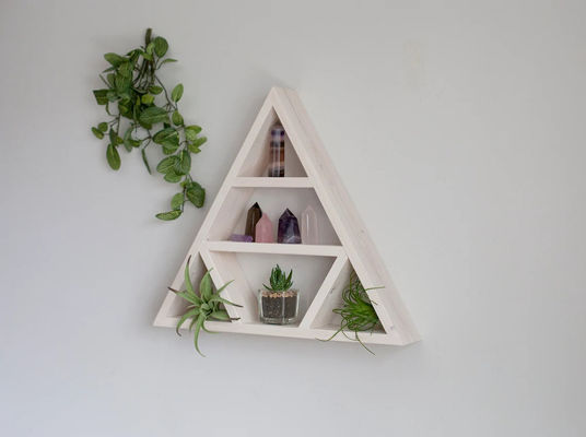 Minimalistisches Design Holz Dreieck Wandregal Kristall-Displayregale für die Heimlagerung