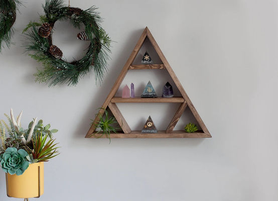 Minimalistisches Design Holz Dreieck Wandregal Kristall-Displayregale für die Heimlagerung