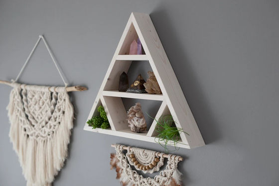 Minimalistisches Design Holz Dreieck Wandregal Kristall-Displayregale für die Heimlagerung