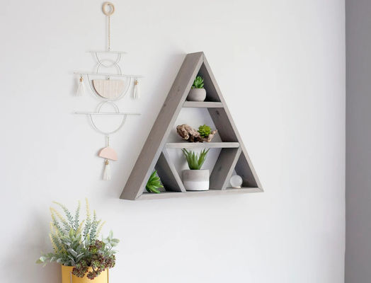 Minimalistisches Design Holz Dreieck Wandregal Kristall-Displayregale für die Heimlagerung