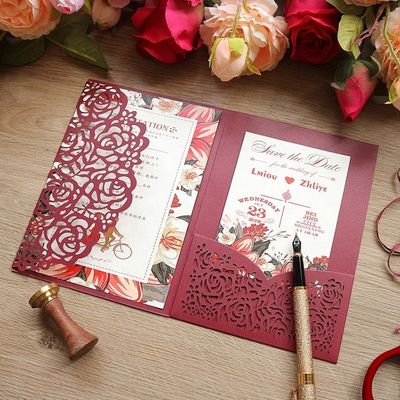 Hochzeitseinladungen mit Umschlägen und Karten
