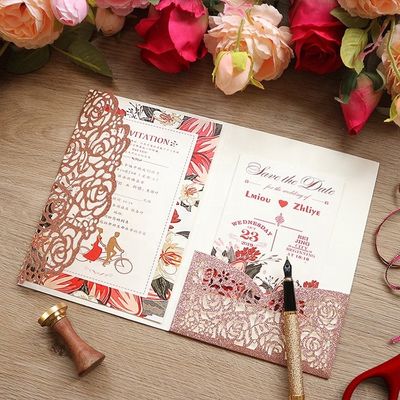 Hochzeitseinladungen mit Umschlägen und Karten