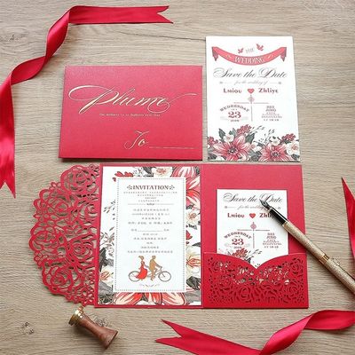 Hochzeitseinladungen mit Umschlägen und Karten