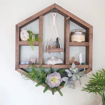 Schwebendes geometrisches Regal Handgefertigtes Honighalsdesign für platzsparendes Holzhexagon