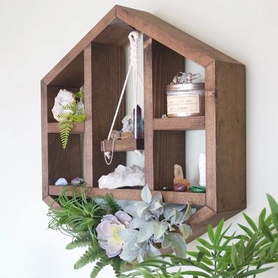 Schwebendes geometrisches Regal Handgefertigtes Honighalsdesign für platzsparendes Holzhexagon