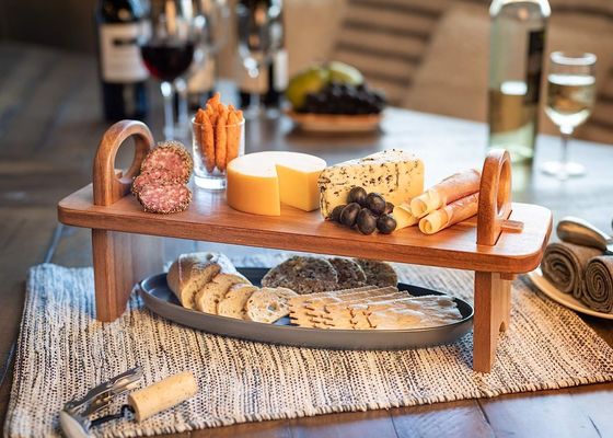 Moderne hochgehobene hölzerne Servierteller für Heimdekoration