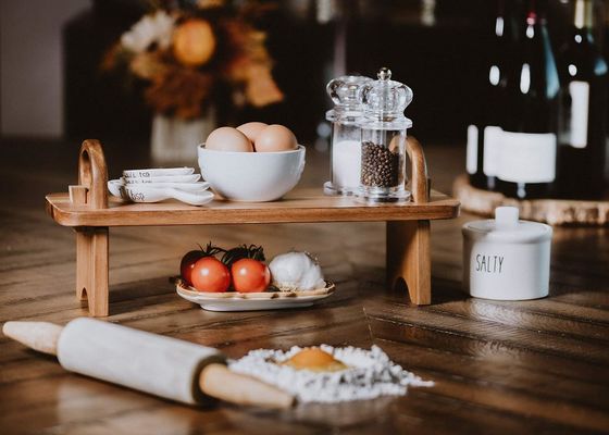 Moderne hochgehobene hölzerne Servierteller für Heimdekoration