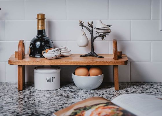 Moderne hochgehobene hölzerne Servierteller für Heimdekoration