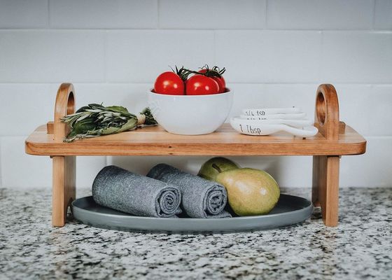 Moderne hochgehobene hölzerne Servierteller für Heimdekoration