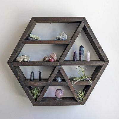 Schöpfen Sie eine gemütliche Atmosphäre mit schwimmenden Regalen an der Wand, die im Stil eines landwirtschaftlichen Hauses montiert sind