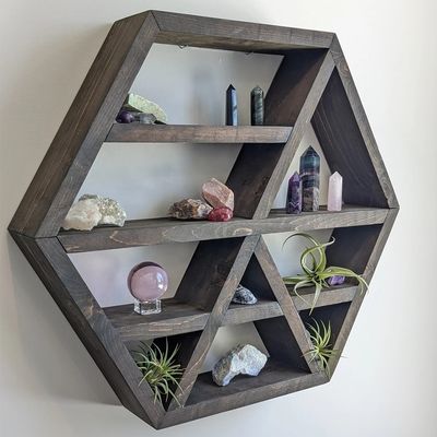 Schöpfen Sie eine gemütliche Atmosphäre mit schwimmenden Regalen an der Wand, die im Stil eines landwirtschaftlichen Hauses montiert sind