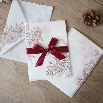 Lasergeschnittene Hochzeitseinladungen aus Gemüsepargament mit Rosenmuster und Wärmeprägung