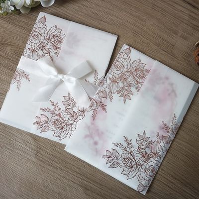 Lasergeschnittene Hochzeitseinladungen aus Gemüsepargament mit Rosenmuster und Wärmeprägung