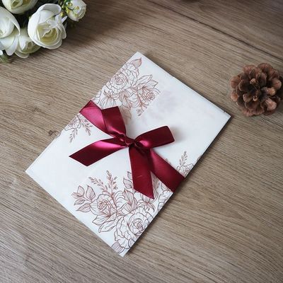 Lasergeschnittene Hochzeitseinladungen aus Gemüsepargament mit Rosenmuster und Wärmeprägung