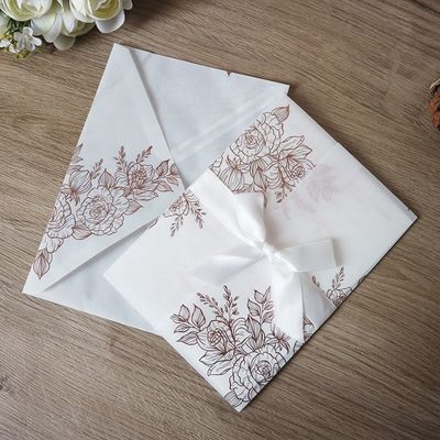 Lasergeschnittene Hochzeitseinladungen aus Gemüsepargament mit Rosenmuster und Wärmeprägung