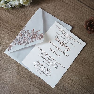 Lasergeschnittene Hochzeitseinladungen aus Gemüsepargament mit Rosenmuster und Wärmeprägung