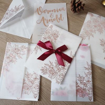 Lasergeschnittene Hochzeitseinladungen aus Gemüsepargament mit Rosenmuster und Wärmeprägung