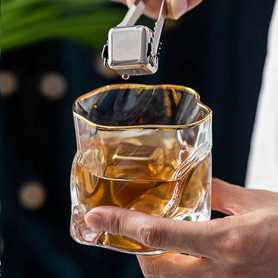 Kristall Whisky Glas Weinkuppe mit verdrehten Linien angepasstes Logo und mehrfarbige Optionen