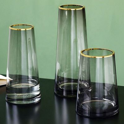 Moderne handgefertigte transparente Kristallglas-Blumenvase zur Dekoration von Wohnungen und Hotels