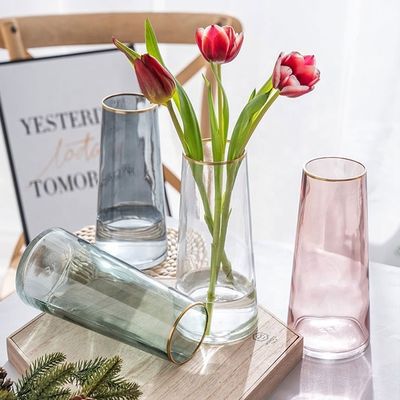Moderne handgefertigte transparente Kristallglas-Blumenvase zur Dekoration von Wohnungen und Hotels