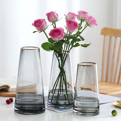Moderne handgefertigte transparente Kristallglas-Blumenvase zur Dekoration von Wohnungen und Hotels